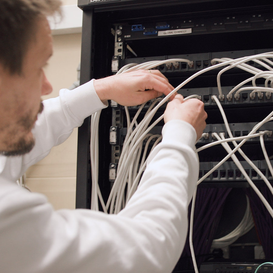 KIMO Consult hjælper kunde med IT-system i kontormiljø.