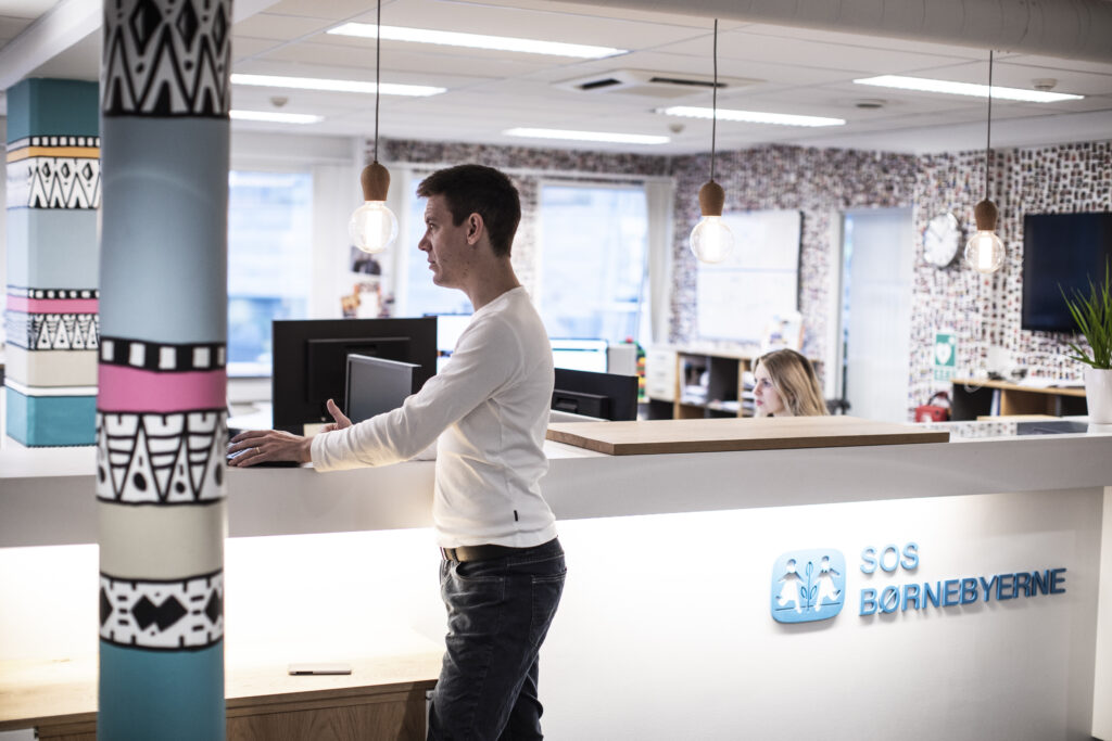 Medarbejder fra KIMO yder IT-support til kunde onsite
