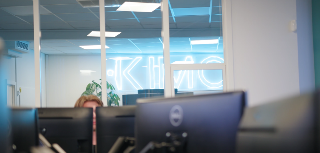 Kimo kontor med medarbejder og computere